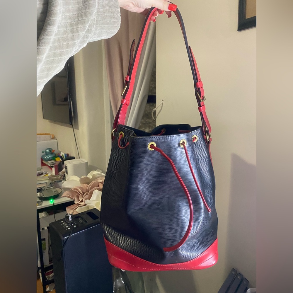 🖤 LV Epi Noe shoulder bag!